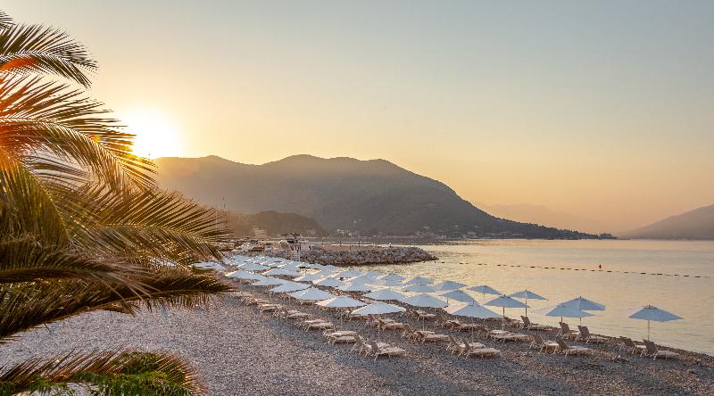 استراحتگاه Lazure Hotel & Marina