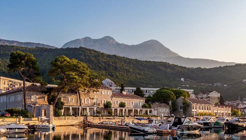 استراحتگاه Lazure Hotel & Marina