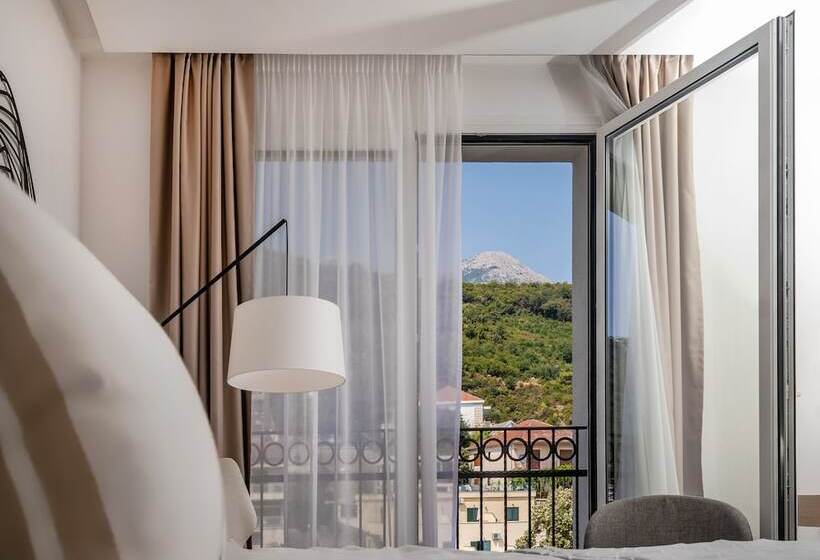 استراحتگاه Lazure Hotel & Marina