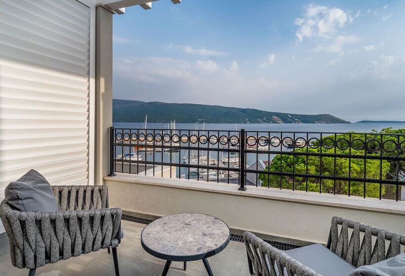 استراحتگاه Lazure Hotel & Marina