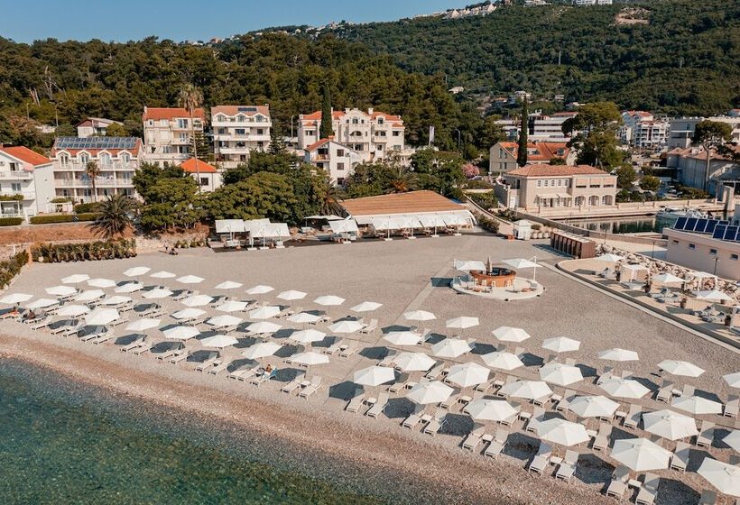 استراحتگاه Lazure Hotel & Marina