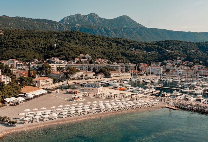 استراحتگاه Lazure Hotel & Marina