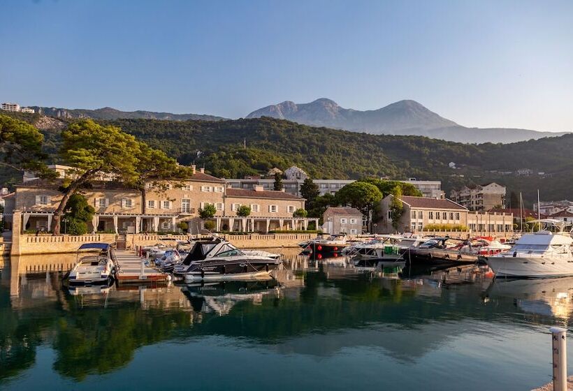 استراحتگاه Lazure Hotel & Marina