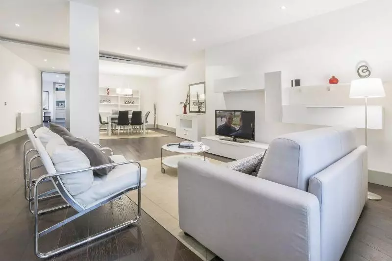 هتل Gran Via Suites