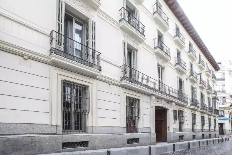 هتل Gran Via Suites