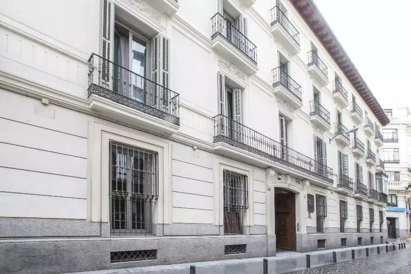 هتل Gran Via Suites