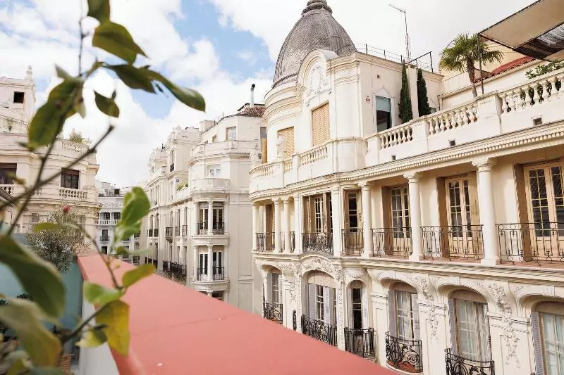 هتل Gran Via Suites