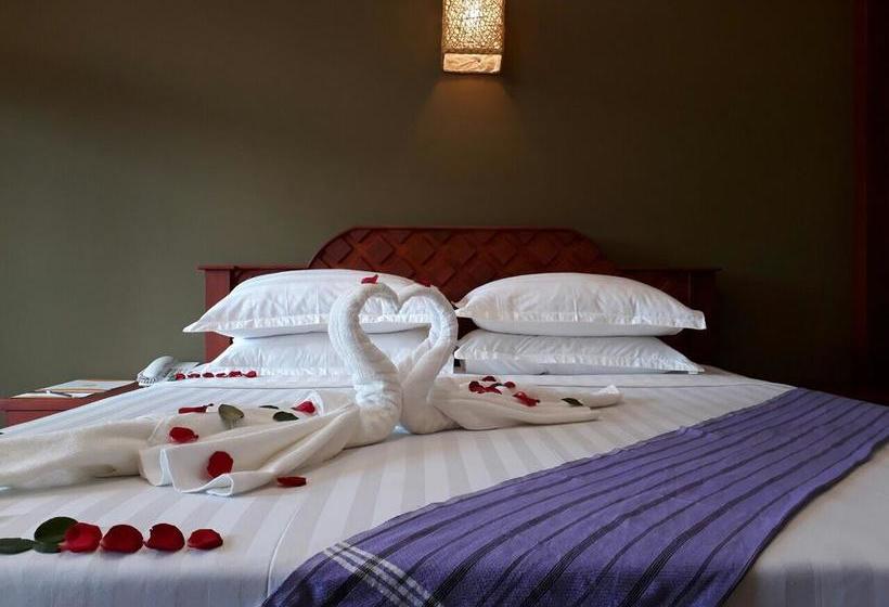 هتل Three Seasons