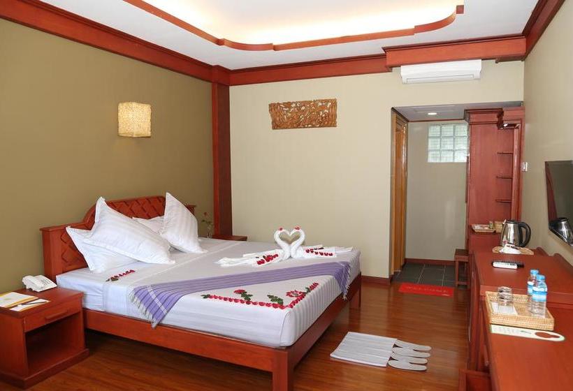 هتل Three Seasons