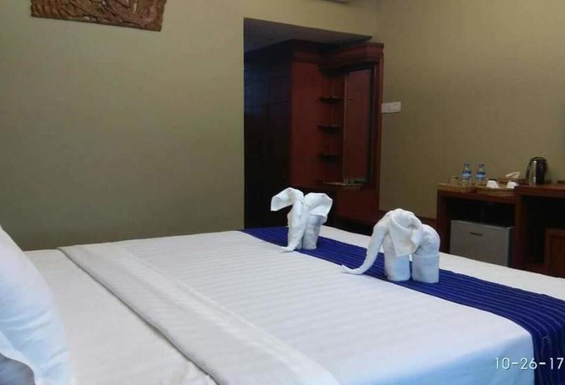 هتل Three Seasons