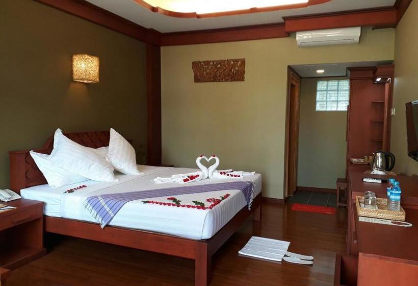 هتل Three Seasons