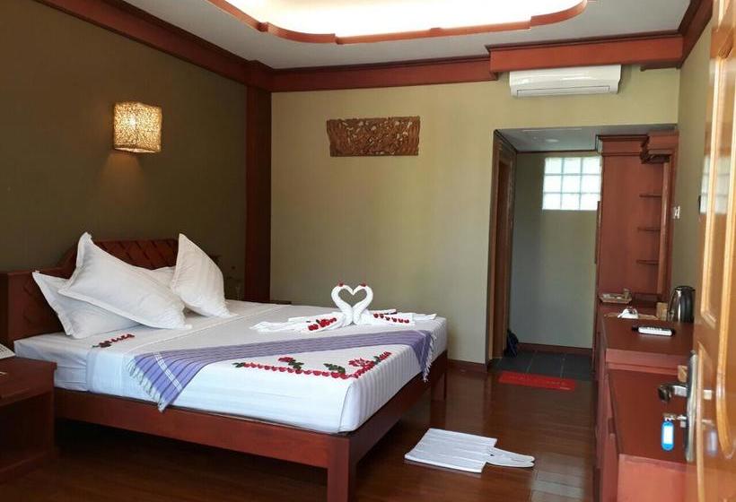 هتل Three Seasons