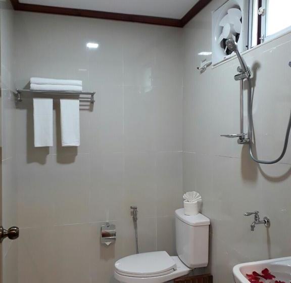 هتل Three Seasons