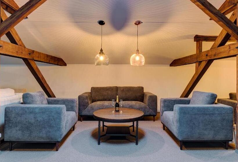 هتل Upstairs Boutique