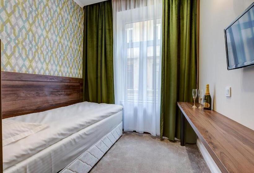 هتل Upstairs Boutique