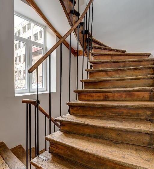 هتل Upstairs Boutique