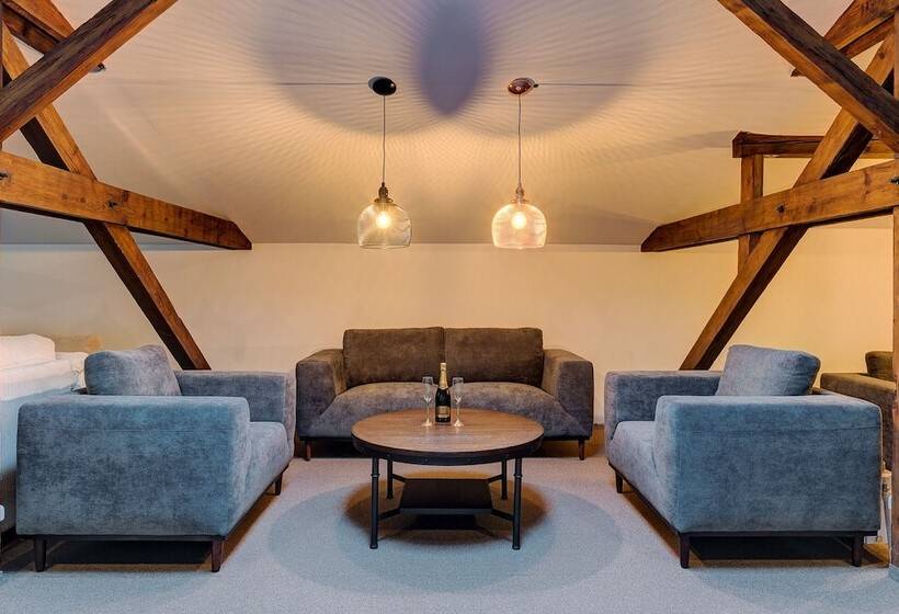 هتل Upstairs Boutique