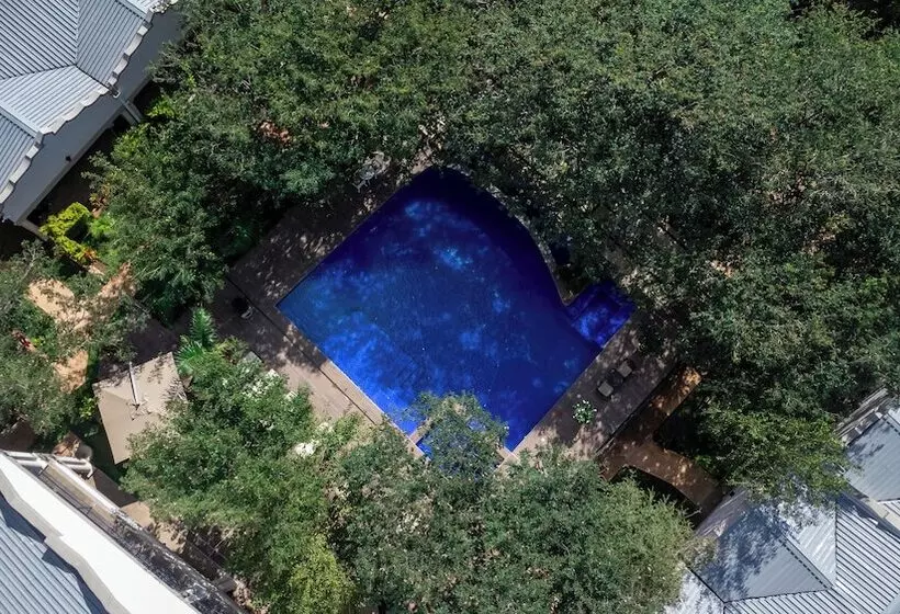 هتل Kasambabezi Lodge