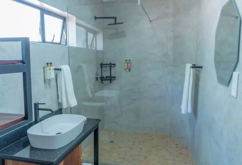هتل Kasambabezi Lodge