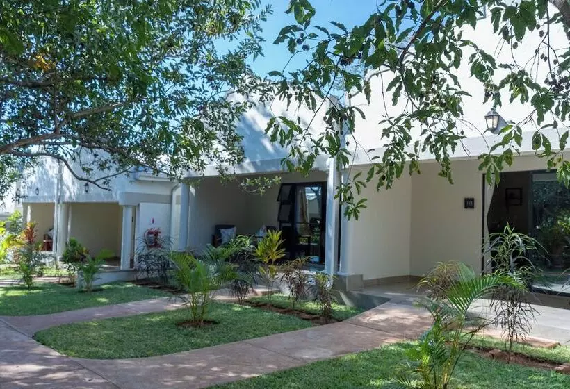 هتل Kasambabezi Lodge