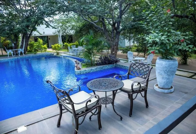 هتل Kasambabezi Lodge