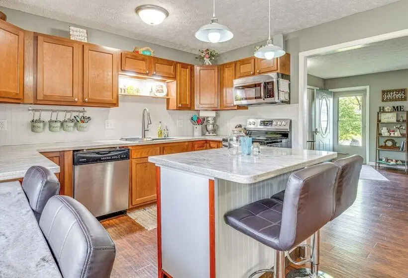 12 Mi To Indianapolis Motor Speedway: Home W/ Deck