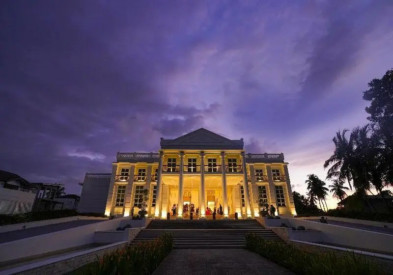 Grandeeza Hotel By Galison