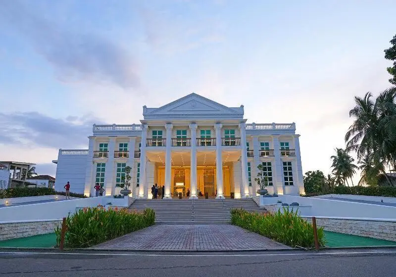 Grandeeza Hotel By Galison