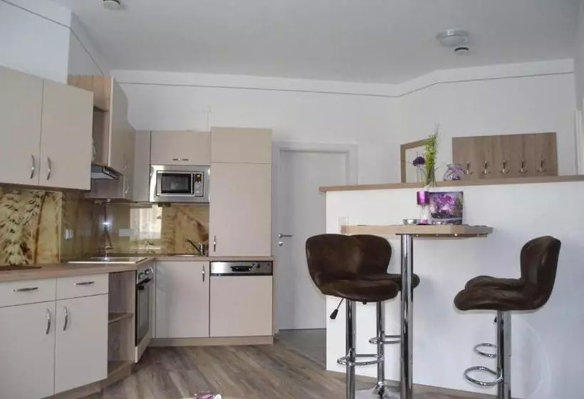 Aamiaismajoitus (B&B) Pension Zum Strell