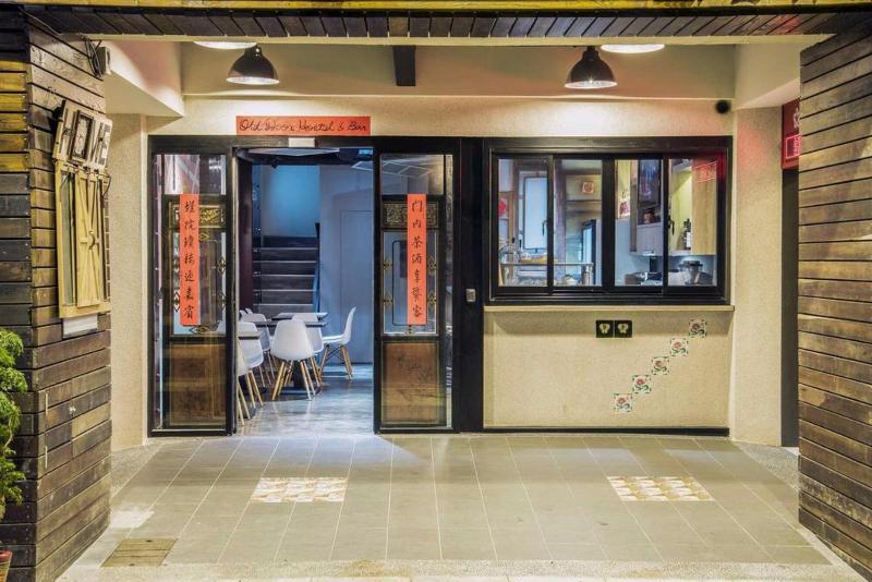 Old Door Hostel & Bar