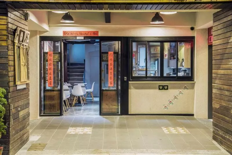 Old Door Hostel & Bar