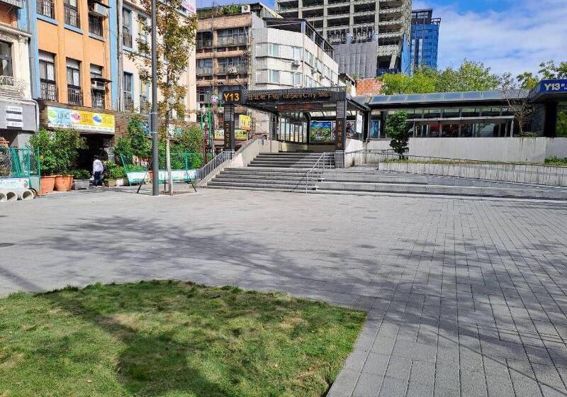 Old Door Hostel & Bar