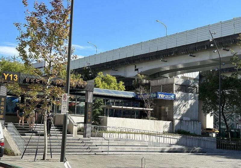 Old Door Hostel & Bar