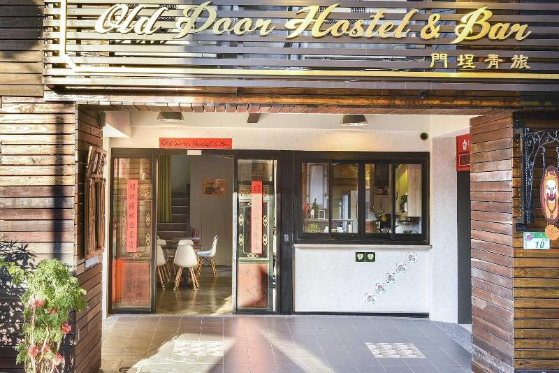 Old Door Hostel & Bar