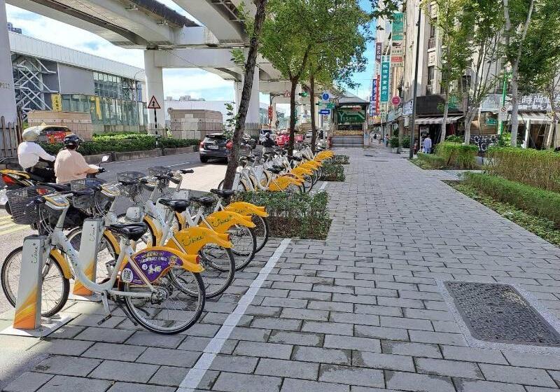 Old Door Hostel & Bar