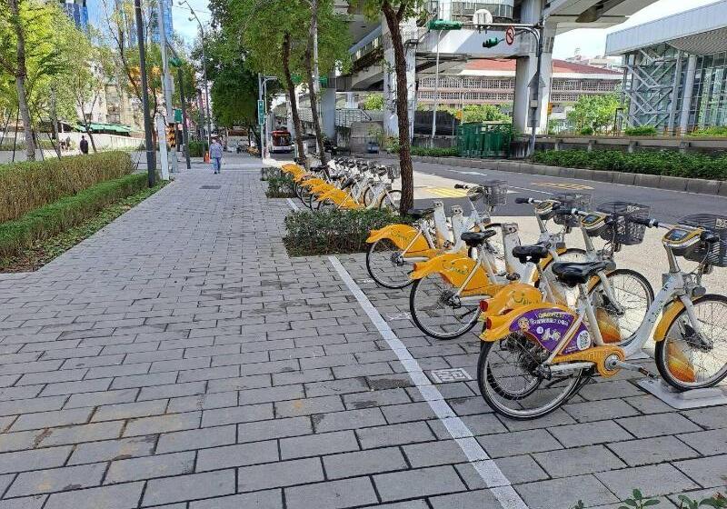 Old Door Hostel & Bar