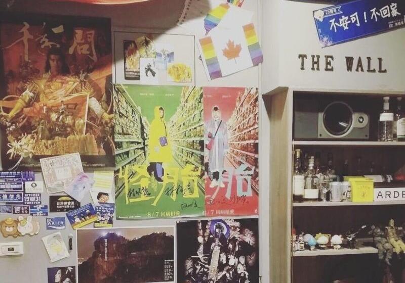 Old Door Hostel & Bar