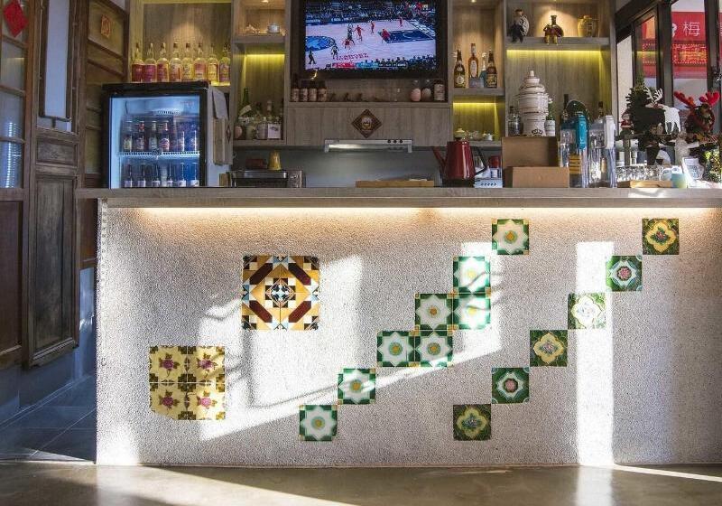 Old Door Hostel & Bar