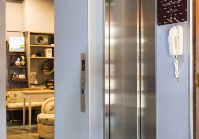 Old Door Hostel & Bar