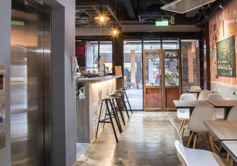 Old Door Hostel & Bar