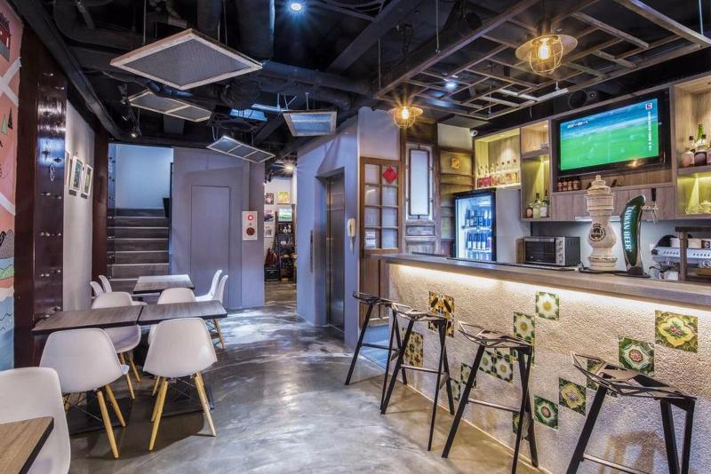 Old Door Hostel & Bar