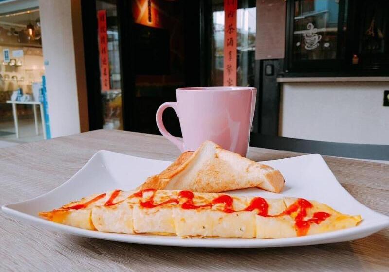 Old Door Hostel & Bar