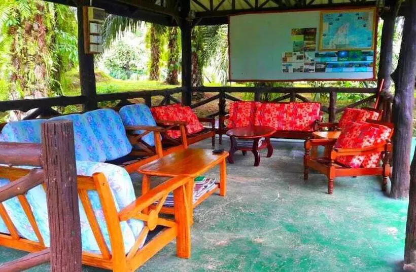 Sukau Backpackers B&b