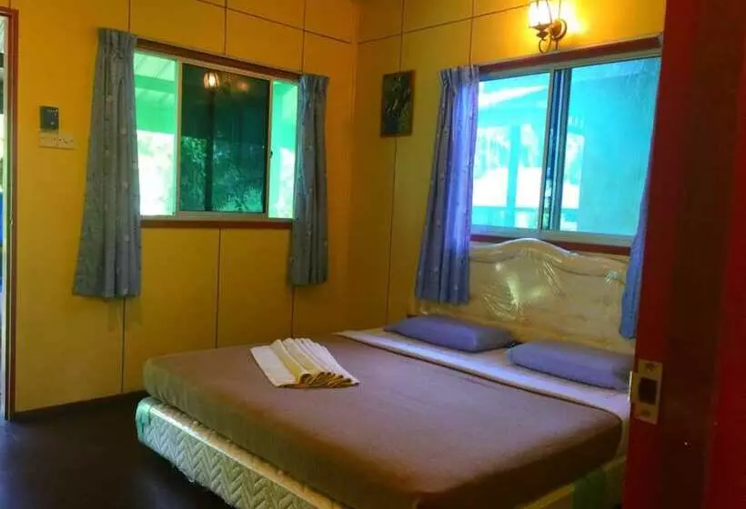 Sukau Backpackers B&b