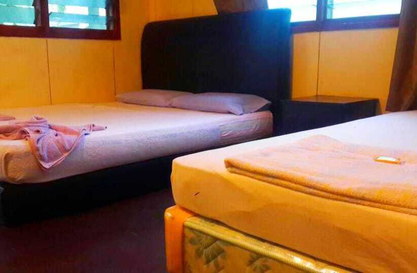 Sukau Backpackers B&b