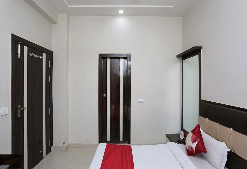 בית מלון כפרי Oyo 13475 Kn Plaza