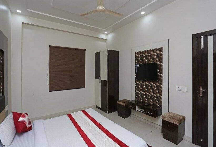 בית מלון כפרי Oyo 13475 Kn Plaza