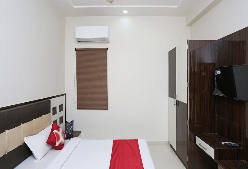 בית מלון כפרי Oyo 13475 Kn Plaza