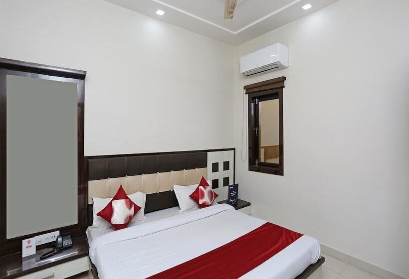 בית מלון כפרי Oyo 13475 Kn Plaza