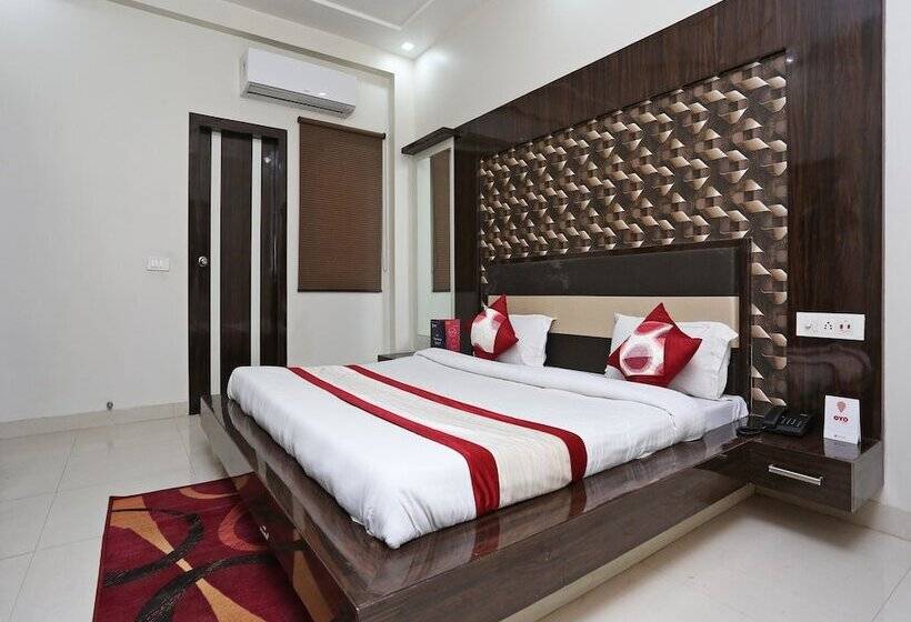 בית מלון כפרי Oyo 13475 Kn Plaza